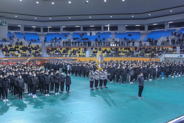 경례를 하고 있는 후보생들의 모습 축소.JPG