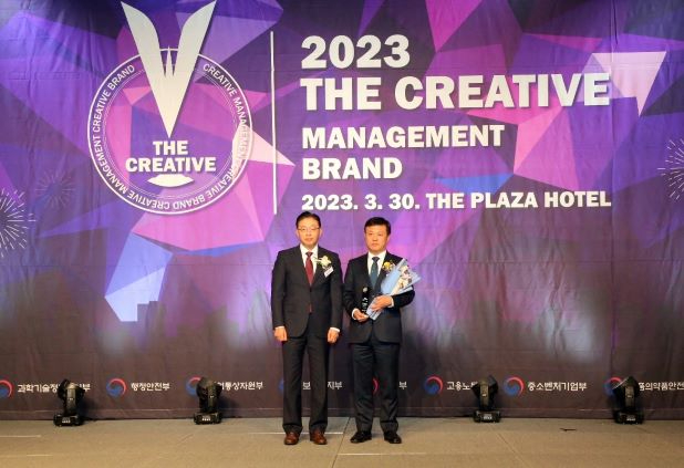 0330 이학수 시장, ‘대한민국 창조경영 2023’ 자치행정경영부문 수상1 축소.jpg