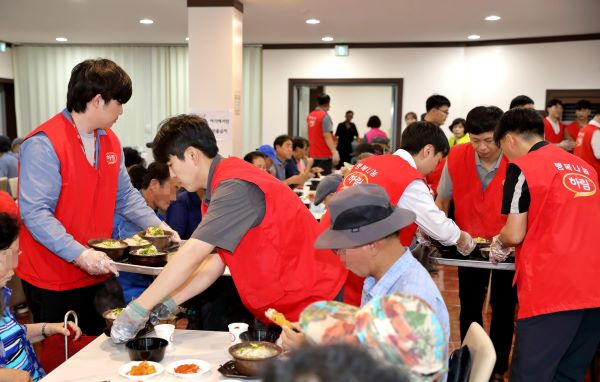 사진4-삼계탕 배식 봉사(원본) 축소.jpg