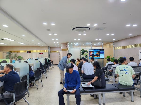 ‘소상공인에 큰 힘’ 희망더드림 특례보증 상담사진 (2) 축소.jpg