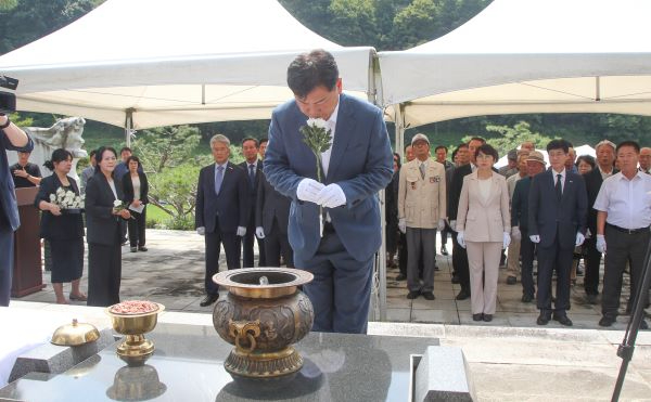 2023-08-15 제78주년 8.15 광복절 경축식-전북독립운동 추념탑 참배-1 축소.jpg