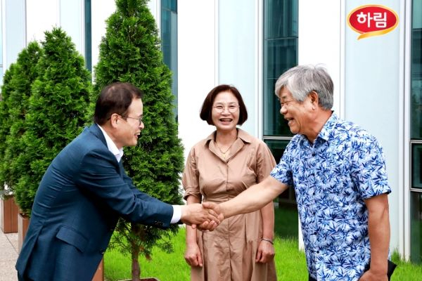 사진1-정호석 하림 대표이사와 공구상 하림농가협의회 회장(축소본) 축소.jpg