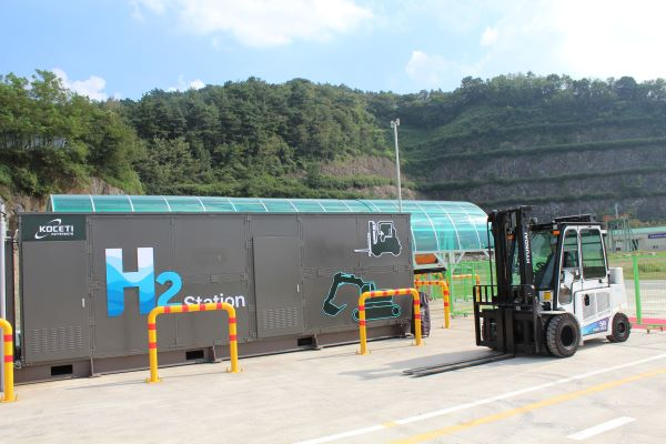 [산업혁신과]건설·산업기계 연구용 수소충전소 준공식 축소.jpg