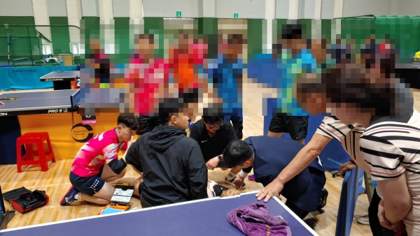 탁구대회 현장에서 김태용 소방장이 자동심장충격기 사용하는 사진 축소.png